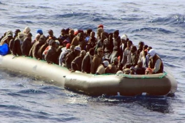 துனிசியா வழியாக இத்தாலி செல்ல முயன்ற படகிலிருந்து 93 அகதிகள் மீட்பு!