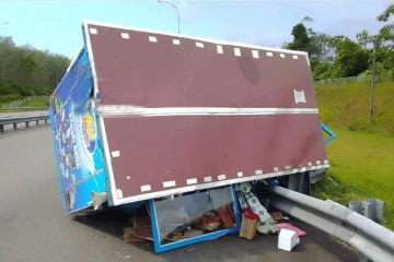 ஐஸ்கிரீம் வாகம் மோதி தம்பதி வைத்தியசாலையில்