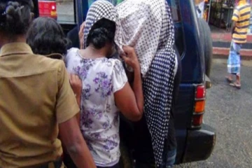 யாழில் சுற்றிவளைக்கப்பட்ட இரு விடுதிகள் ; இளைஞர்களுடன் கைதான யுவதிகள்