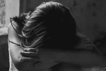 சாலையோரம் மயங்கிக் கிடந்த 16 வயது மாணவி - அருகே சென்று பார்த்ததில் கொடுமை!