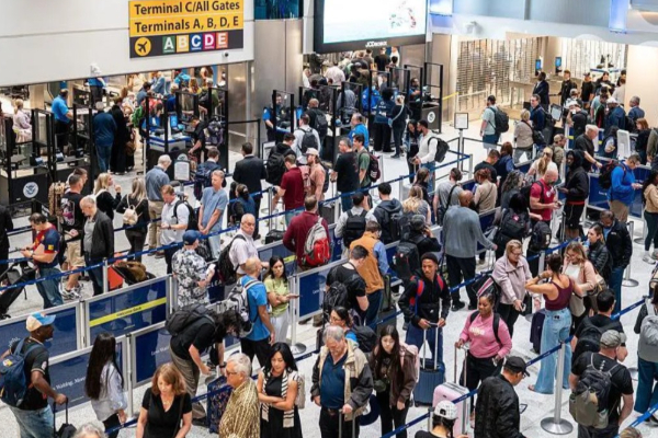 அமெரிக்காவில் முடங்கிய விமான சேவை: அவதியில் பயணிகள் | More Than 1000 Flights Cancelled In Us Air Traffic