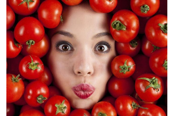 சரும பிரச்சனைகளுக்கு தீர்வு தரும் தக்காளி மஞ்சள் | Tomato Turmeric Is A Remedy For Skin Problems