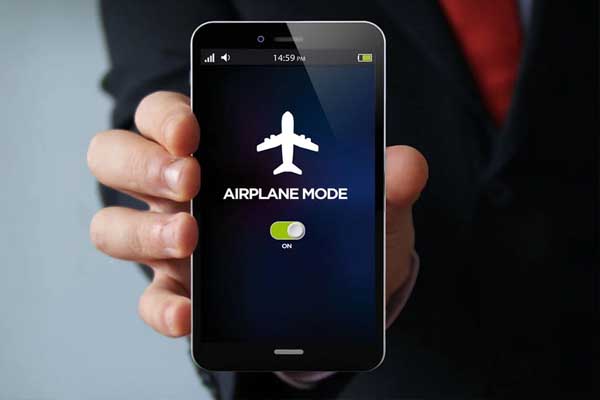 Airplane Mode: விமானத்தில் ஆன் செய்யாவிட்டால் என்ன நடக்கும்? | Pilot Reveals What Really Happens Airplane Mode