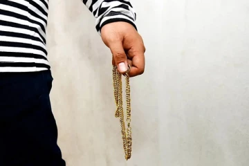 மருத்துவமனையில் பெண்ணின் நகையை திருடிய மருத்துவர்!