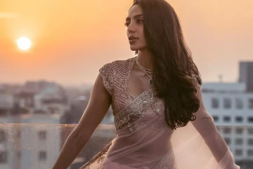 PS2 பட நடிகை ஷோபிதா ட்ரான்ஸ்பரென்ட் சேலையில் போட்டோஷூட்