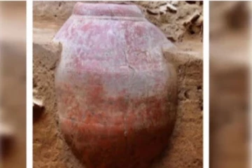 கீழடி அகழாய்வில்  சிவப்பு வண்ண கொள்கலன் கண்டுபிடிப்பு