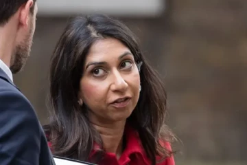 கர்ப்பிணிகள் குழந்தைகள் வயிற்றில் அடிக்கும் பிரித்தானிய உள்துறைச் செயலர்: நீதிமன்றம் அதிரடி