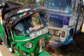 எரிபொருள்  நிலையத்திற்கு சென்ற ஆட்டோ மீது மோதிய பேருந்து!