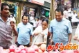 தோல்வியின் பின்னர் வீதியோர கடையில் பழம் வாங்கிய முன்னாள் எம்.பி