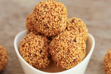 புற்றுநோய் வராமல் தடுக்கும் எள்ளு உருண்டை! சுவையாக செய்வது எப்படி?