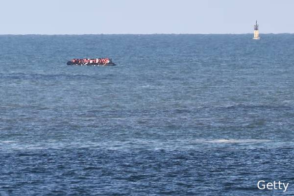 மத்தியதரைக்கடலில் புலம்பெயர்ந்தோர் பயணித்த படகு கவிழ்ந்து விபத்து: 53 பேர் மாயம் | 53 People Dead Missing Libiya Boat Capsized