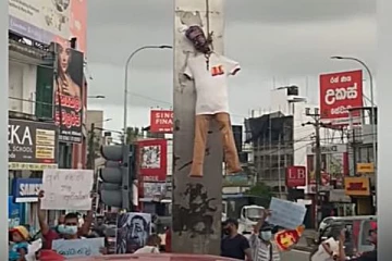 கோட்டாபய உருவ பொம்மையை தூக்கில் ஏற்றிய மக்கள்(Video)