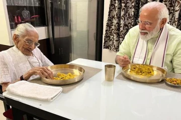 நாட்டுக்கே  தலைவர் ஆனாலும் தாய்க்கு செல்லப்பிள்ளை; நீண்ட இடைவெளிக்கு பின் தாயை சந்தித்த  மோடி!