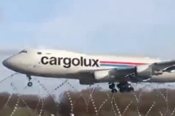 தரையிறங்கும் போது ஓடுதளத்தில் உரசிய விமான என்ஜின்!