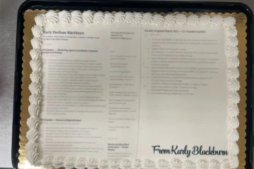 கேக் ஒன்றில் தனது சுய­வி­பரக் கோவையை அனுப்பிய பெண்