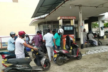 மீண்டும் எரிபொருளுக்கு தட்டுப்பாடு:அம்பாறையில் ஆரம்பமானது வரிசையுகம்(Photos)