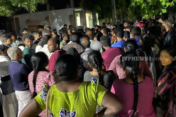 மன்னாரில் சற்று முன் கடும் பதற்றம் ; பொலிஸார் பாதுகாப்புடன் கொண்டு செல்லப்பட்ட பொருட்கள் | Tensions Rise Sharply In Mannar Amid Unrest