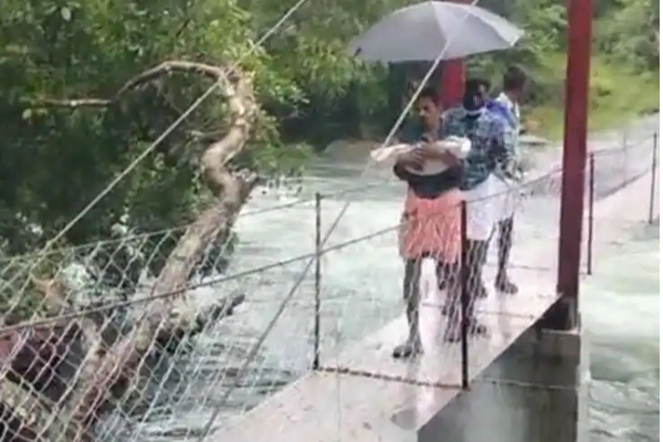 கொட்டும் மழையில் 4 மாத குழந்தையின் சடலத்துடன் தந்தை! கண்கலங்க வைக்கும் புகைப்படம் | Kerala Father Carried Body Dead Child