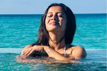 நீச்சல் குளத்தில் அப்படி ஒரு போட்டோ போட்ட தொகுப்பாளினி.... குழம்பிய ரசிகர்கள்