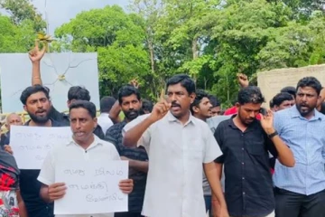 கிளிநொச்சி சந்திரன் பூங்கா முன்பாக போராட்டம்