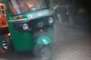 வீதியில் திடீரென தீப்பற்றி எரிந்த முச்சக்கர வண்டி... நானுஓயாவில் ஏற்பட்ட பதற்ற நிலை!