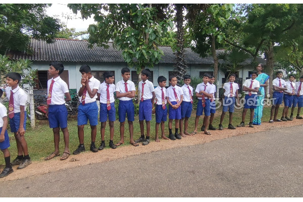 சுந்தரபுரம் பாடசாலைக்கு முன்பாக நீதி கோரி போராட்டம் (Video) | Protest In Front Of Sundarapuram School