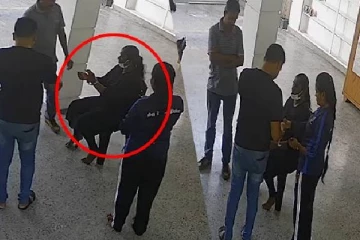 உங்கள் வீட்டிற்கும் இப்படியான திருடர்கள் வரலாம்! திரைப்பட பாணியில் பிடிக்கப்பட்ட திருடி(Video)