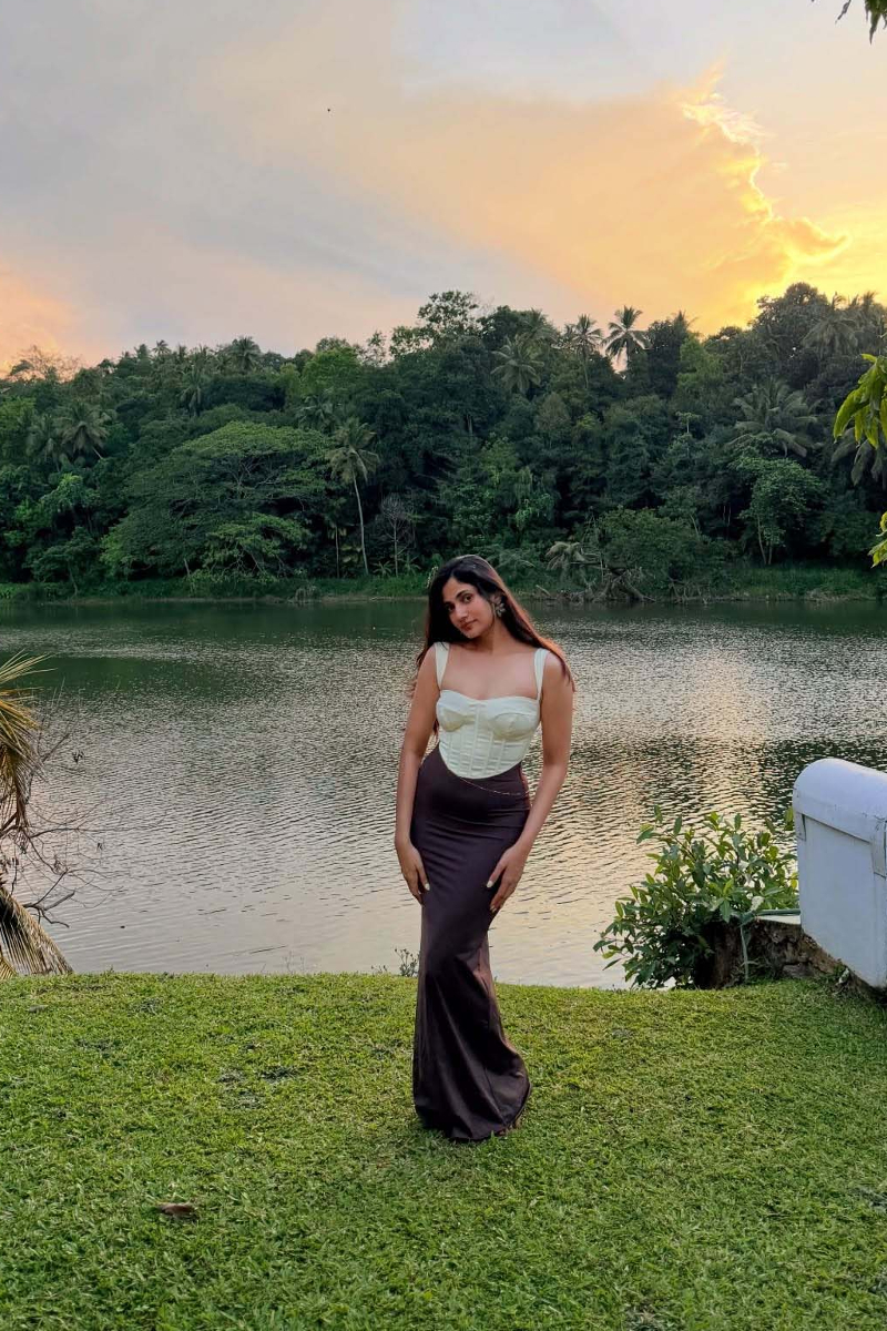 மாடர்ன் உடையில் கிளாமராக போஸ் கொடுத்த லாஸ்லியா... இப்படி ஒல்லியாகிட்டாரே? | Bigg Boss Losliya Viral Photo Shoot