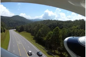 நடுவானில் ஏற்பட்ட கோளாறால் நடுரோட்டில் தரையிறங்கிய விமானம்(Video)