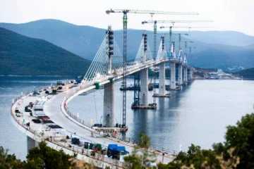 கோலாகலமாக திறக்கப்பட்ட பிரம்மாண்டமான பாலம்! எங்கு தெரியுமா?