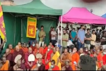 காலிமுகத்திடல் போராட்டகளம் - பிக்குகள் குழுவும் கைகோர்த்தது