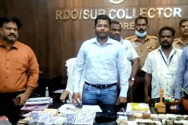 வேலூரில் வெவ்வேறு இடங்களில் பல லட்ச ரூபாய் ரொக்கம் பறிமுதல் | Seizure Several Rupees Cash Places Vellore