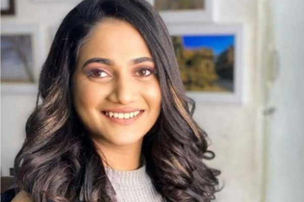 கவர்ச்சியில் தெறிக்கவிட்ட லொஸ்லியா.... முன்னழகை மறைக்க இவ்வளவு தவிப்பா? | Losliya Half Saree Viral Video