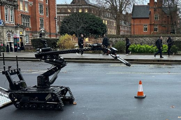 லண்டன் பூங்காவில் கிடந்த மர்ம பார்சல்... வெடிகுண்டு நிபுணர்கள் குவிப்பு | Christmas Card Box Sparks Bomb Scare Westminster லண்டன் பூங்காவில் கிடந்த மர்ம பார்சல்... வெடிகுண்டு நிபுணர்கள் குவிப்பு | Christmas Card Box Sparks Bomb Scare Westminster