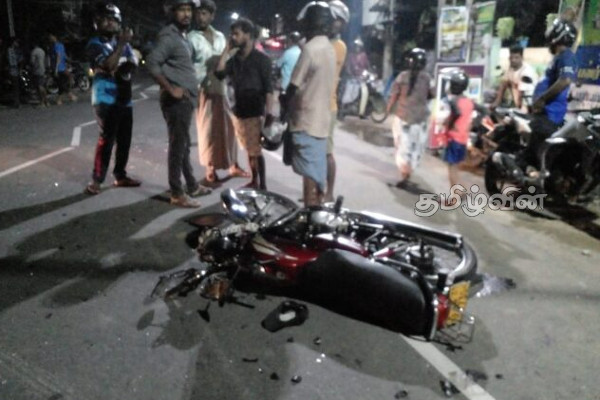 யாழில் முச்சக்கரவண்டி - மோட்டார் சைக்கிள் நேருக்கு நேர் மோதி விபத்து!(Photos) | Tricycle Motorcycle Head On Collision Accident