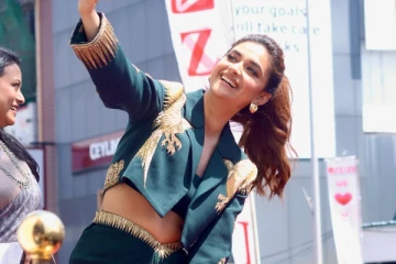 இலங்கையில் நடிகை கீர்த்தி சுரேஷை பார்க்க குவிந்த கூட்டம்.. வீடியோவை பாருங்க