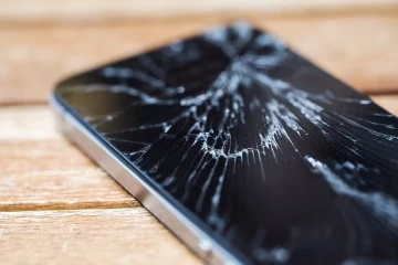 காதலன் மீது மொபைல் போனை தூக்கி எறிந்த இளம்பெண்... கொலை குற்றச்சாட்டின் பேரில் சிறைக்கு செல்லும் பரிதாபம்