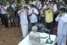தீவிர பௌத்த மயமாக்கல் நடவடிக்கையில் அரசு! சூலம் பிடுங்கி எறியப்பட்டு புத்தர் சிலை வைத்து வழிபாடு
