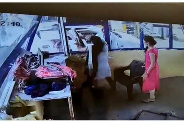 டோல்கேட் பெண் ஊழியரை சரமாரியாக தாக்கிய நபர் - செருப்பால் திருப்பி அடித்த பெண்! | Man Beats Women In Tollgate Video டோல்கேட் பெண் ஊழியரை சரமாரியாக தாக்கிய நபர் - செருப்பால் திருப்பி அடித்த பெண்! | Man Beats Women In Tollgate Video