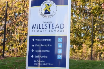 இங்கிலாந்தில் பள்ளியில் உணவு சாப்பிட்ட இரண்டு குழந்தைகள் மரணம்: நீடிக்கும் மர்மம்