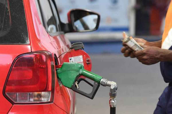 எரிபொருள் நிரப்பு நிலையங்களில் களமிறக்கப்பட்ட முப்படை: பெட்ரோலிய கூட்டுத்தாபனம் தீர்மானம் | Troops Facilitate Fuel Distribution எரிபொருள் நிரப்பு நிலையங்களில் களமிறக்கப்பட்ட முப்படை: பெட்ரோலிய கூட்டுத்தாபனம் தீர்மானம் | Troops Facilitate Fuel Distribution