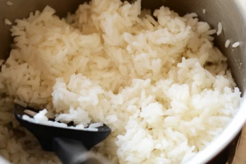 விஷமாக மாறும் சாதம்...மறுநாள் சூடாக்கி சாப்பிட்டால் உயிருக்கு ஆபத்து!