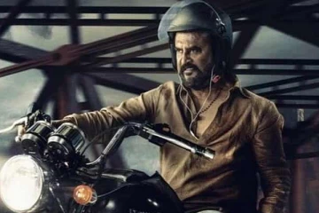 கையை விட்டு பைக் ஓட்டி, மாஸாக சிகரெட்டை பற்ற வைத்த ரஜினிகாந்த்.. வெறித்தனமாக வைரலாகும் வீடியோ