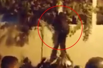 EXCLUSIVE : අගමැති නිවෙස ගිනි තැබූ පුද්ගලයන්ට පොලිසිය උදව් කරාද ? පුද්ගලයකු තාප්පෙන් බහින හැටි වීඩියෝ සහිතයි (VIDEO)