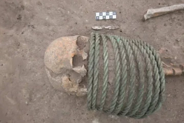 காலில் வாளிகள் கட்டப்பட்ட 1000 ஆண்டு பழமையான எலும்புக்கூடுகள்., உக்ரைனில் கண்டுபிடிக்கப்பட்ட மர்மமான மயானம்