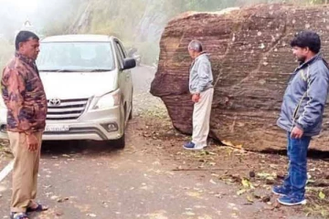 கொடைக்கானல் - பழனி சாலையில் ராட்சத பாறை உருண்டு விழுந்து அதிர்ச்சி ஏற்படுத்தியது