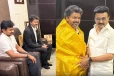 மு.க.ஸ்டாலினை இல்லத்தில் சந்தித்த முதல்வர் விஜய்: வாசலில் வரவேற்ற உதயநிதி