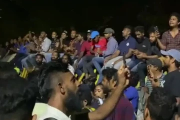 කදුලු ගෑස් වලින් නොසැලුණු අන්තරේ ගීත ගායනා කරමින් රැය ගත කරන හැටි.. (VIDEO/PHOTOS)