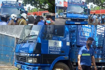 போராட்டத்தால் பெண்ணுக்கு  கிடைத்த  சிலிண்டர்!