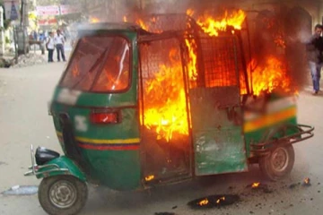 ප්‍රධාන රෝහලක් තුල දී තවත් ත්‍රි රෝද රථයක් ගින්නකින් දැවේ...